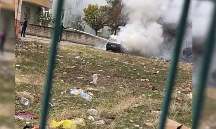 Kurtalan'da Park Halindeki Araç Alev Alev Yandı