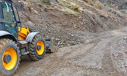 Pervari'de Heyelan: Köy Yolu Ulaşıma Kapandı, Ekipler Hızla Müdahale Etti