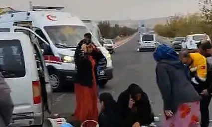Şanlıurfa'da iki araç çarpıştı: 11 kişi yaralandı