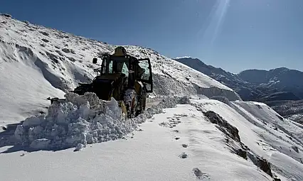 Sason'un yüksek kesimlerinde kapanan köy yolları açılıyor