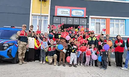 Siirt Jandarmasından Öğrencilere Cumhuriyet Bayramı Coşkusu