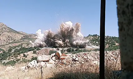 Siirt-Pervari Yolunda Dev Patlatma Kamerada: Sert Kayalar Saniyeler İçinde Parçalandı