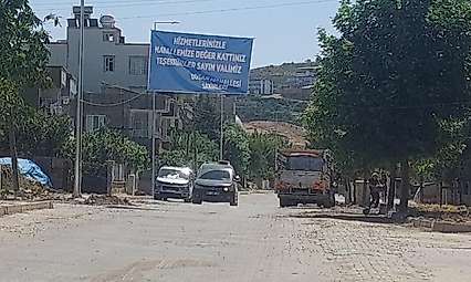 Siirt Şavuran Mahallesi'nden Vali Kızılkaya'ya Teşekkür Pankartı: Altyapı Sorununun Da Çözülmesi İstendi