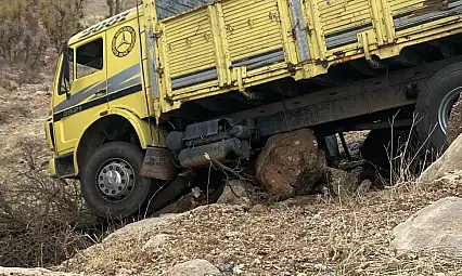 Siirt–Şırnak kara yolunda freni patlayan kamyon yoldan çıktı!