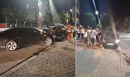 Siirt'te 15 Temmuz Meydanı'nda İki Otomobil Çarpıştı