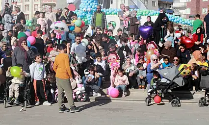 Siirt'te Aile Festivali'nde yüzlerce çocuk doyasıya eğlendi
