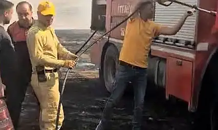 Siirt'te anız yangınına müdahale eden itfaiye aracı alevlere teslim oldu