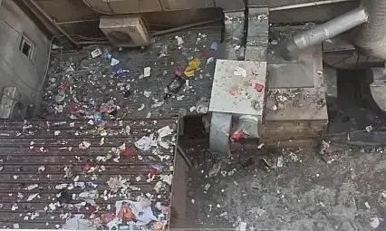 Siirt'te Apartman Aralarına Atılan Çöpler Vatandaşları Rahatsız Ediyor