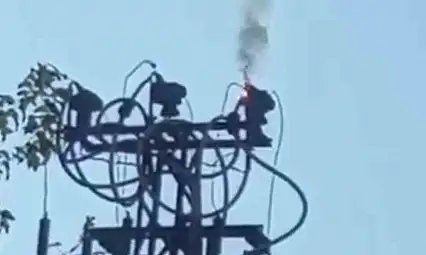 Siirt'te arıza nedeni ile elektrik direğinde yangın çıktı