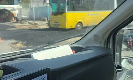 Siirt'te Belediye Otobüsü Asfalta Gömüldü