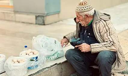 Siirt'te Bir Emeğin Öyküsü! Beslediği Tavuklarla Torunlarına Bakıyor