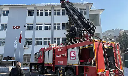 Siirt'te çatılarda biriken kar kütlelerine itfaiyeden müdahale