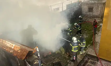 Siirt'te Evin Bahçesindeki Odunlukta Yangın: 2 Tondan Fazla Odun Kül Oldu