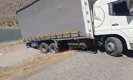 Siirt'te Facia Son Anda Önledi: Kamyon Yol Kenarında Asılı Kaldı