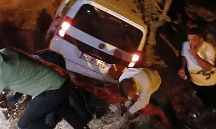Siirt'te hafif ticari araç devrildi: 5 Kişi yaralandı
