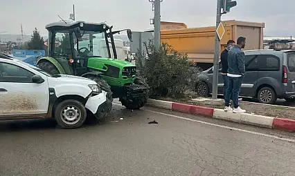 Siirt'te Hafif Ticari Araç ile Traktör Çarpıştı