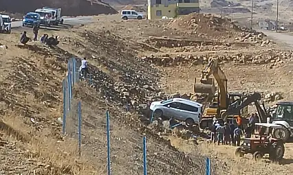 Siirt'te Hafif Ticari Araç Şarampole Uçtu: Halk Yardıma Koştu