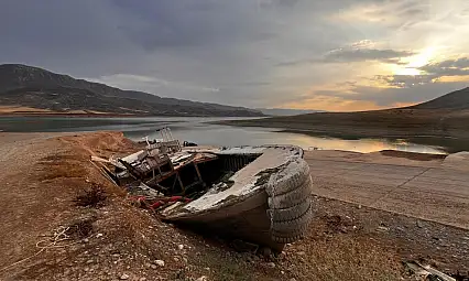 Siirt'te Ilısu Baraj Gölü'nde çürümeye bırakılan tekneler