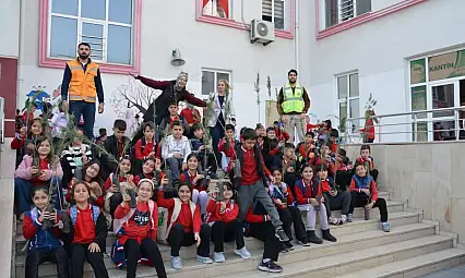 Siirt'te ilkokul öğrencilerine fidan dağıtıldı