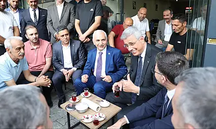 Siirt'te Kahvehanede Çay İçen Sağlık Bakanı Memişoğlu'ndan Dikkat Çeken Sigara Mesajı