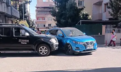 Siirt'te Kamyonet ile Otomobil Çarpıştı