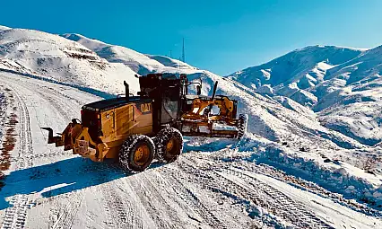 Siirt'te Kar Mesaisi: 10 Köyün Ulaşımını Sağlayan Yol Açılıyor