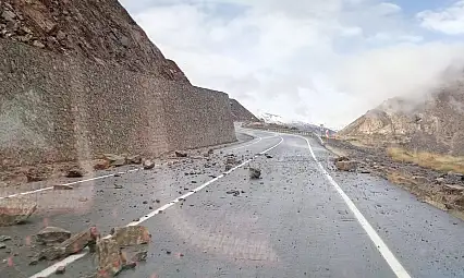 Siirt'te Karayoluna Kaya Düştü: Olası Faciadan Kıl Payı Dönüldü