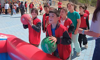 Siirt'te Köy Okulu Şenliği: Safa Vakfı Çocuklarla Buluştu