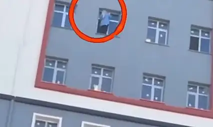 Siirt'te Metrelerce Yüksekte Güvenliksiz Temizlik: Yürekleri Ağıza Getiren Görüntü