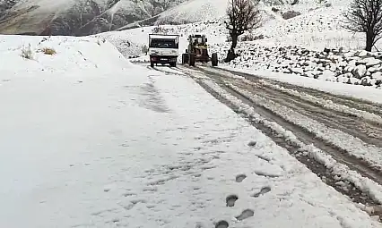 Siirt'te Mevsimin İlk Karı Etkili Oldu: Araçlar Yolda Mahsur Kaldı