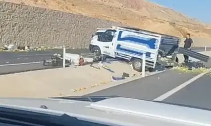Siirt'te Meyve ve Sebze Yüklü Pikap Kontrolden Çıktı, Meyve ve Sebzeler Yola Savruldu