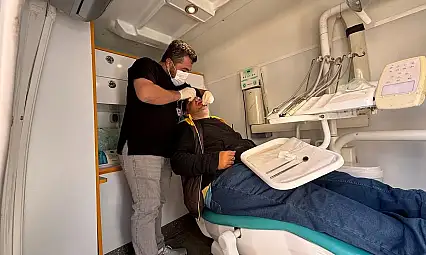 Siirt'te Mobil Diş Kliniği Hizmette: Meydandere Köyü'nde 36 Vatandaşın Diş Sağlığı Kontrol Edildi