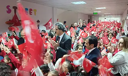 Siirt'te öğrenciler ikinci döneme bayrak sevgisiyle başladı