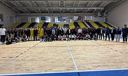 Siirt'te Okul Sporları Kapsamında Gençler Basketbol Müsabakaları Tamamlandı