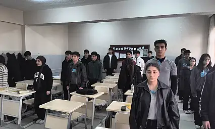 Siirt'te okullarda depremde hayatını kaybedenler için 1 dakikalık saygı duruşu