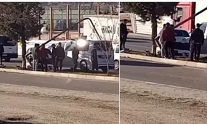 Siirt'te orta refüje çıkan araç aydınlatma direğine çarparak durabildi