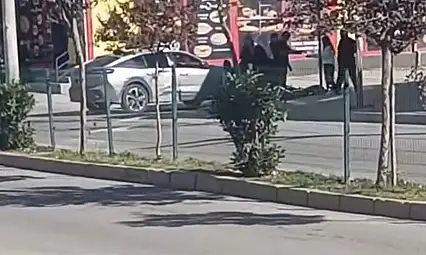 Siirt'te otomobilin çarptığı motosiklet kullanılamaz hale geldi!