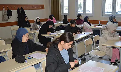 Siirt'te Sabahın İlk Işığında Siyer Heyecanı: Aileler Çocuklarını Ellerinden Tutarak Sınava Getirdi