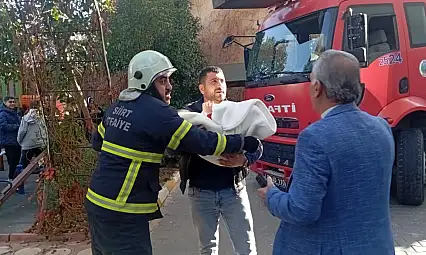 Siirt'te sitenin yangın merdiveninde çıkan yangın paniğe neden oldu! Bebekler İtfaiyenin kucağında güvenle tahliye edildi!