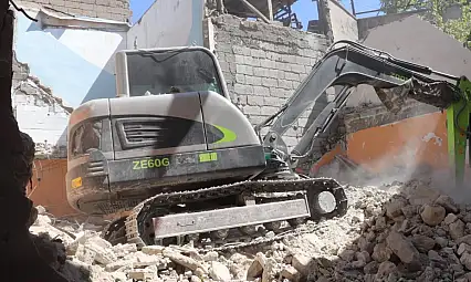 Siirt'te Tehlike Arz Eden Metruk Binalar Yıkıldı!