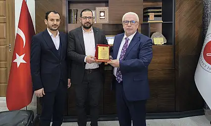 Siirt'te vaiz ve gençlik koordinatörü Mehmet Nafih Baydarman'a veda plaketi