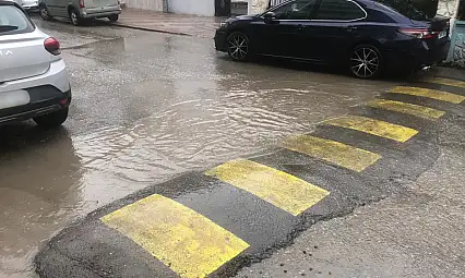 Siirt'te Yağış Etkili Oldu: Bazı Sokaklarda Göletler Oluştu