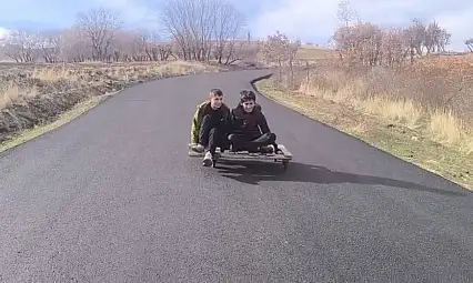 Siirt'te yeni yapılan asfalt yolda çocukların kaykay keyfi