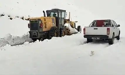 Siirt'te Yoğun Kar Yağışı: Pervari ve Eruh'ta Karla Mücadele Çalışmaları Aralıksız Devam Ediyor