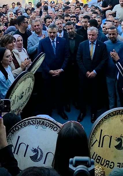 Diyarbakır'da Maç Öncesi Bakanlara Kürtçe Şarkılarla Coşkulu Karşılama