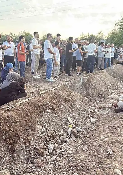 Diyarbakır'da Yürek Yakan Veda: 5 Kardeş ve 2 Yeğen Yan Yana Defnedildi