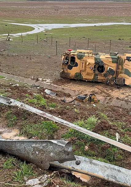 TAG Otoyolu'nda askeri araç devrildi: 10 asker yaralandı