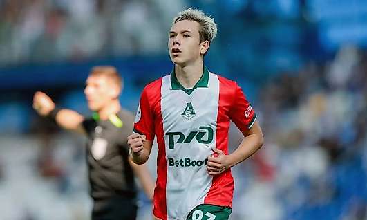 Galatasaray'ın yeni 10 numarası Aleksey Batrakov transferini tribünde duyurdu