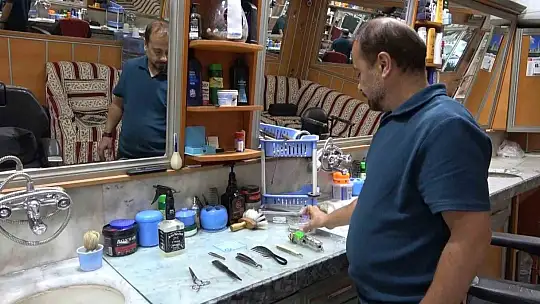 Siirt'te 'Kuaför' yerine 'berberi' tercih ediyor, klasik işletmesinde hala çeyrek asır önceki müşterisini tıraş ediyor