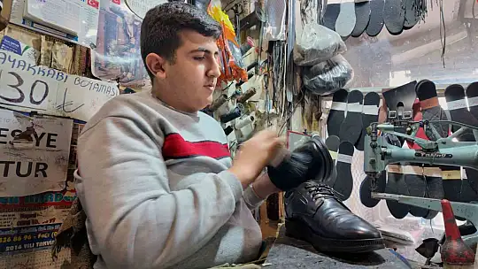 16 yaşında dükkanı devraldı, 3 buçuk metrekarede dede mesleğini sürdürüyor